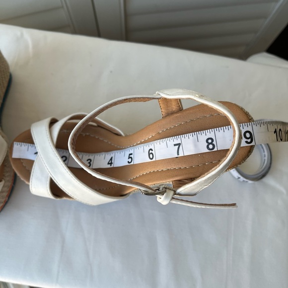 QUPID “RARE” WHITE PLATFORM WEDGES SZ 6 - Picture 7 of 12